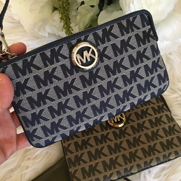 Final sale ✨Michael Kors Fulton large wristlet - Picture 5 of 8